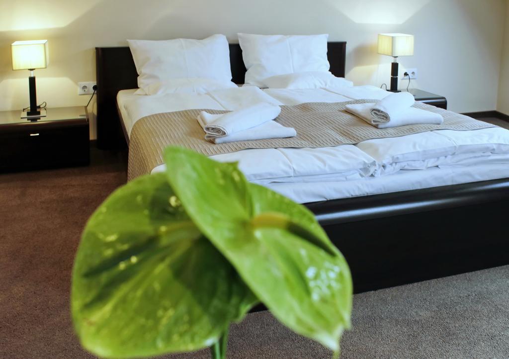 Hotel Brill Orosháza Extérieur photo